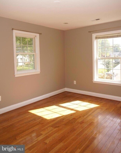 Building Photo - 923 Lewis Ave