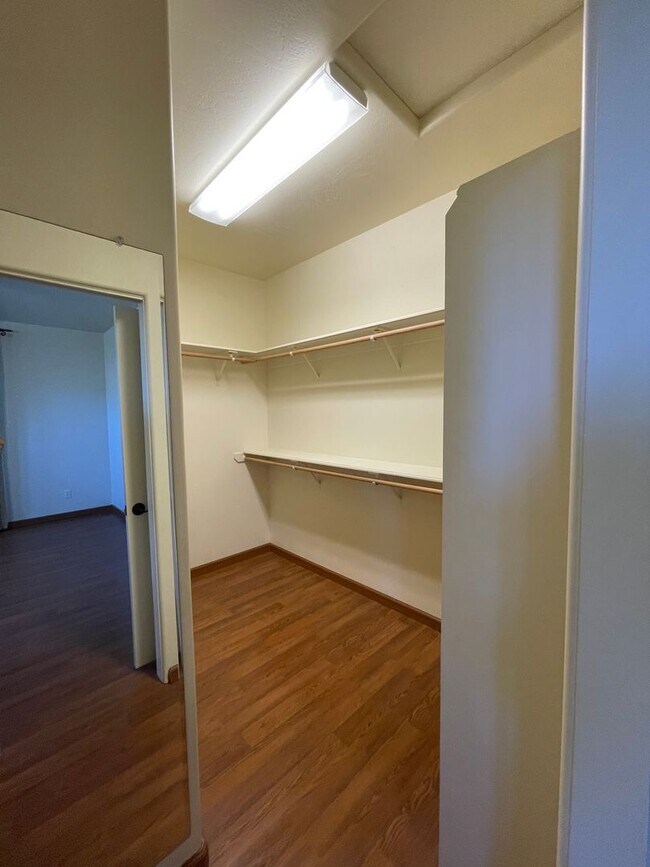 Building Photo - Gorgeous Wine Country 3 Bedroom 2 Bath Sin...