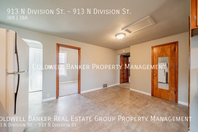 Building Photo - 913 N Division St