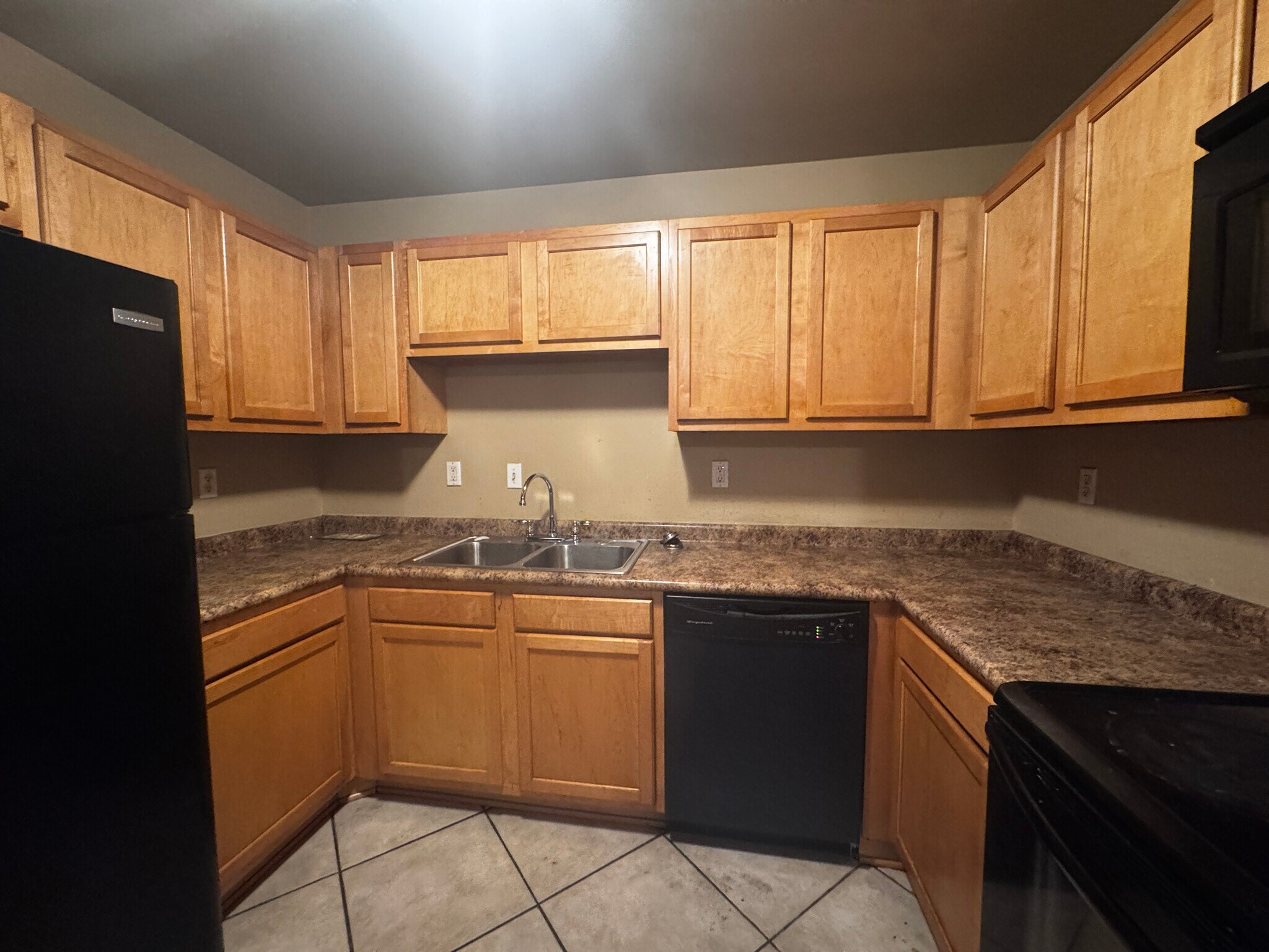 Building Photo - 8508 Valor Dr