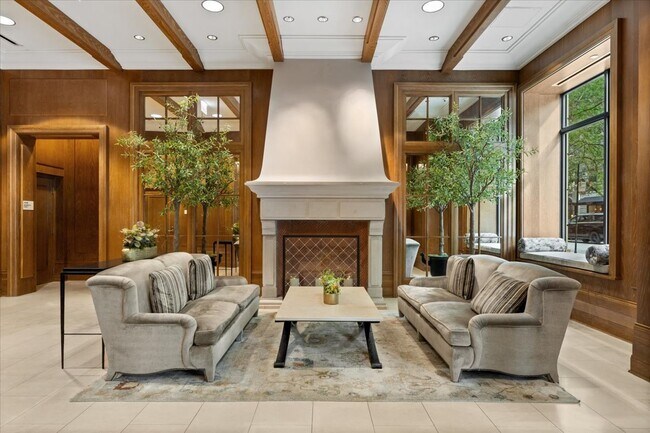 Building Photo - 10 E Delaware Pl