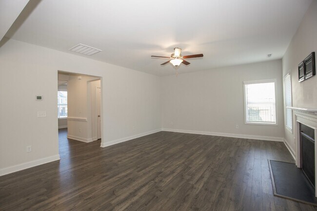 Building Photo - Charming 4 Bedroom Rental Home with Spacio...
