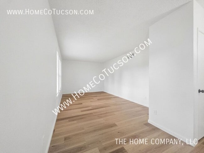 Building Photo - 5123 Paseo Las Palmas