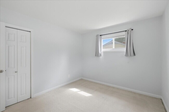 Building Photo - Charming 4-Bedroom Springfield Rambler Near Lake Accotink Park