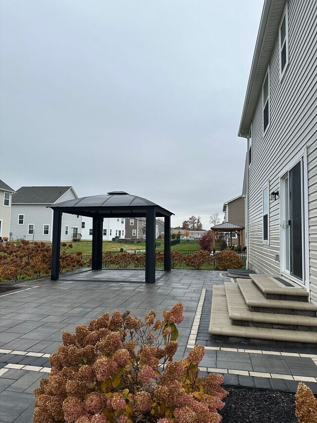 Building Photo - Welcome to this stunning 4-bedroom, 2.5-bathroom home located in the desirable Lewis Center, OH!