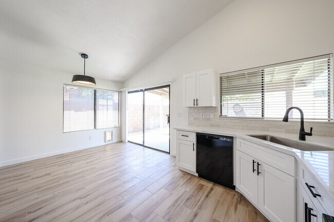 Building Photo - Beautifully renovated 3 bedroom 2 bathroom...