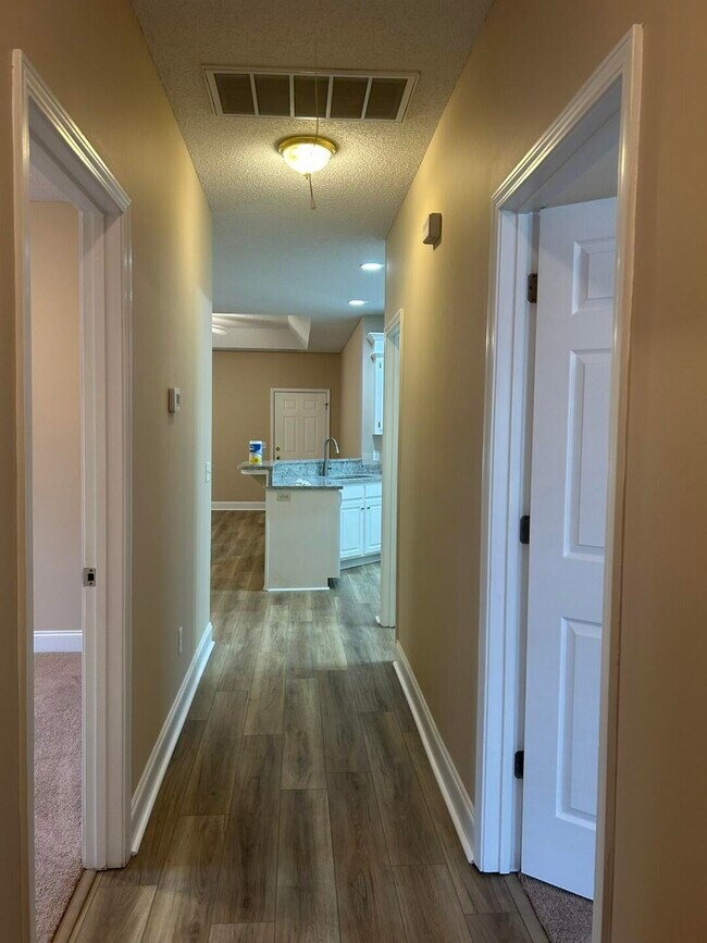 Building Photo - 3421 Beacon Dr