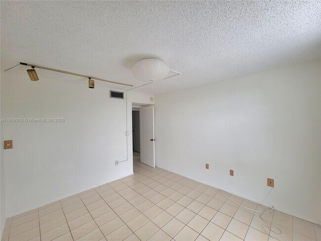 Building Photo - 2500 NE 135th St