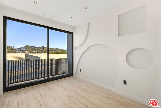 Building Photo - 1021 N Ogden Dr