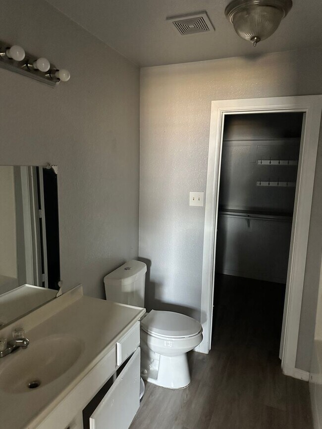 Building Photo - 4 Bedroom 2 Bathroom in 76105 Available!