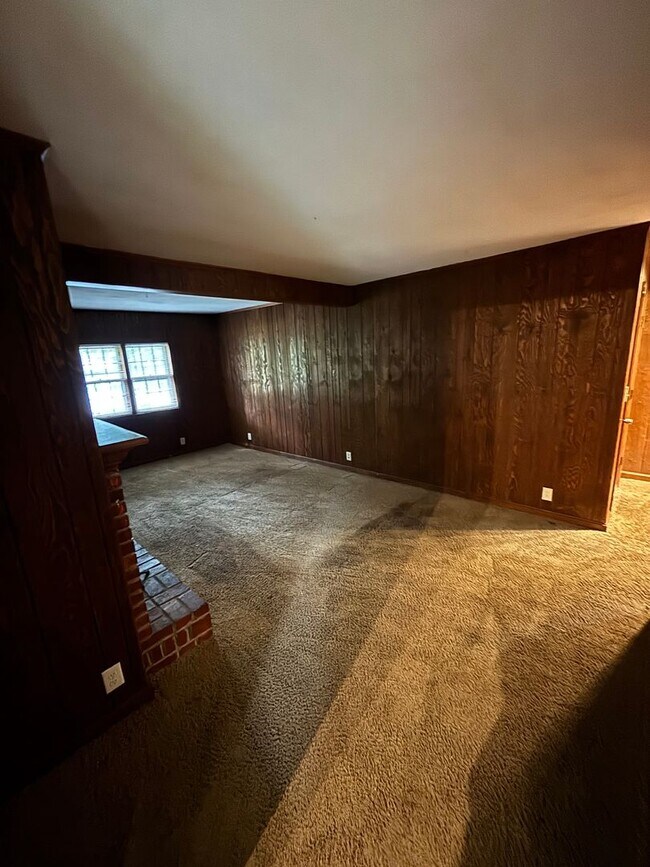 Building Photo - 3 Bedroom 1 Bath Home For Rent