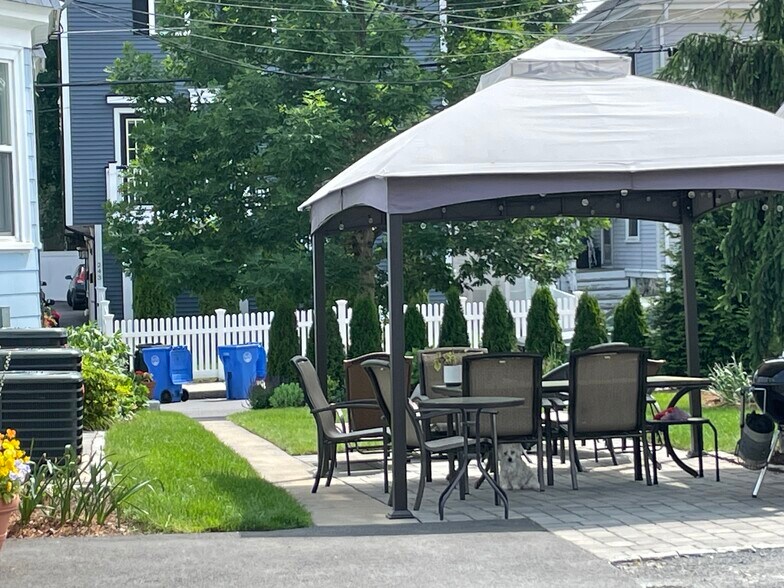 Building Photo - 242 Brown St