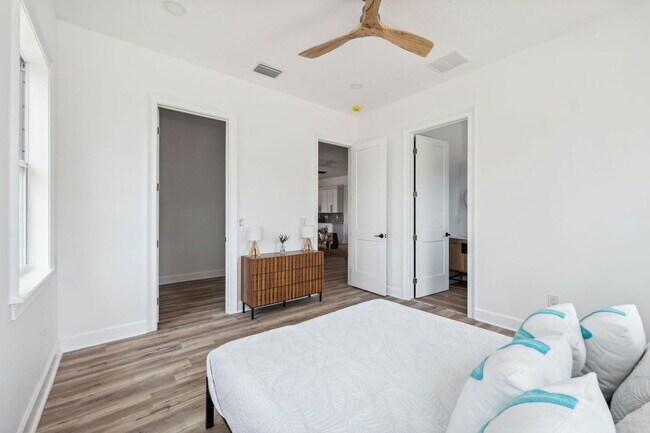 Building Photo - 8622 Inwood Dr