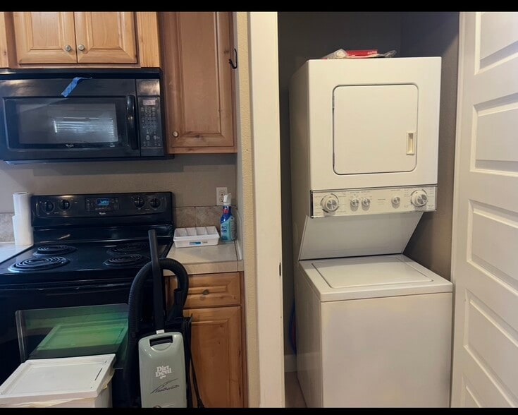 Building Photo - 7057 N Greenwich Ave