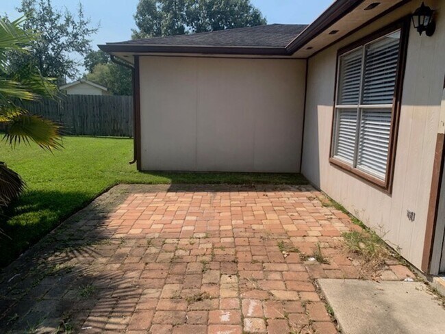 Building Photo - What a Find! 4 Bedrooms!