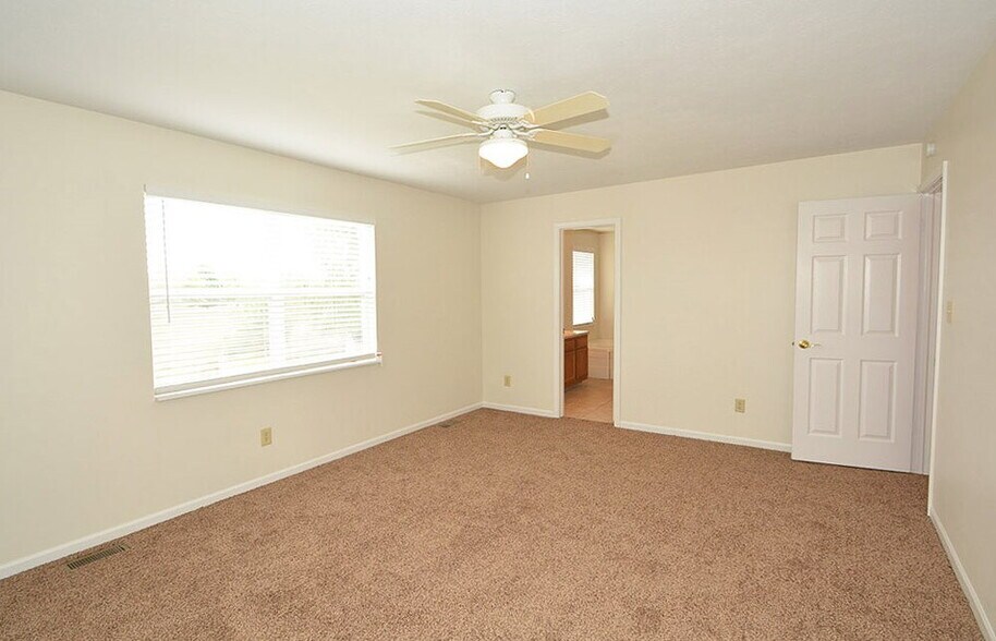 Building Photo - 453 Yorktown Ln