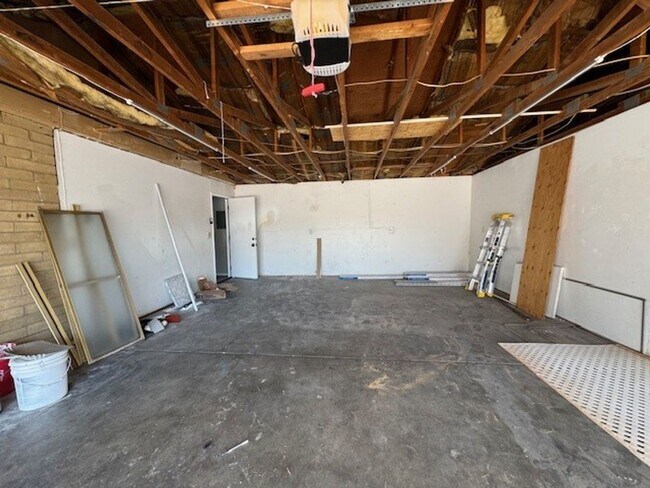 Building Photo - 2BR Remodeled and Updated, Large cement pa...