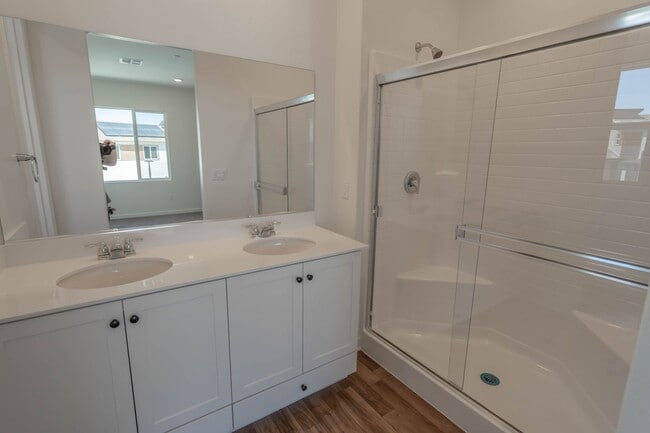 Building Photo - Five Points 3 Bedroom Home in Valencia!