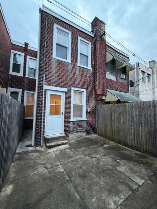 Building Photo - Spacious 3 Bedroom Grays Ferry