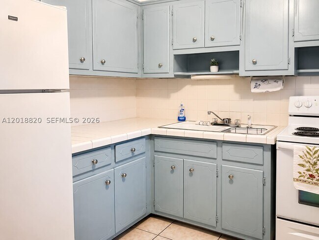 Building Photo - 707 S 19th Ave