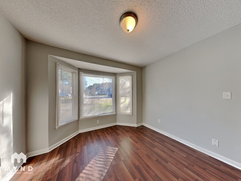Building Photo - 904 Estelle Ct