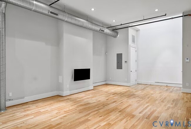 Building Photo - 105 E Broad St