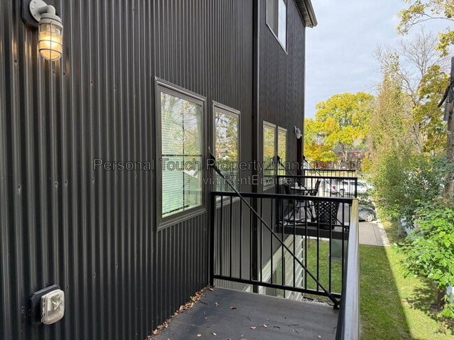 Building Photo - 808 7th Ave S