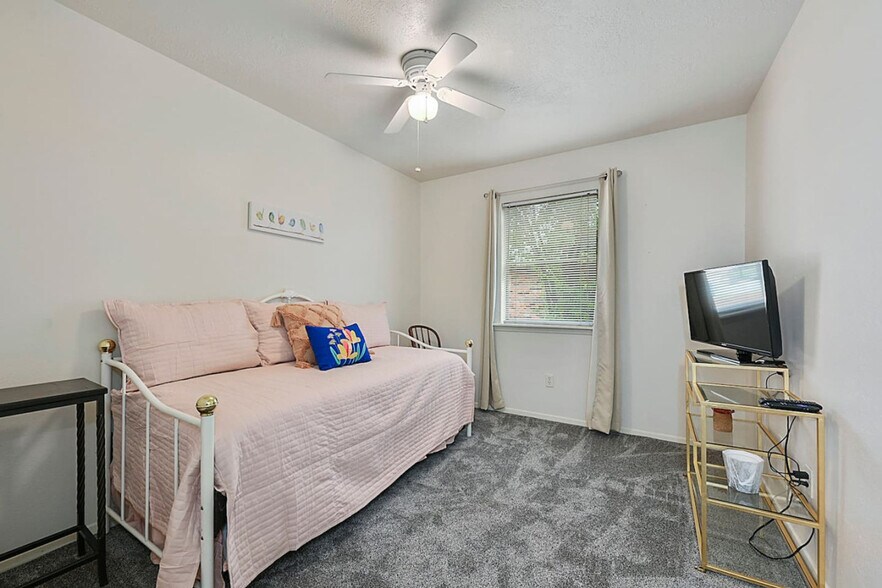 Building Photo - 3906 Sioux Cir