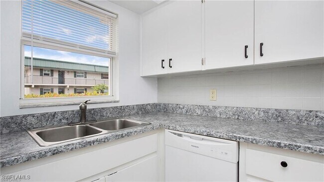 Building Photo - 600 Valley Stream Dr