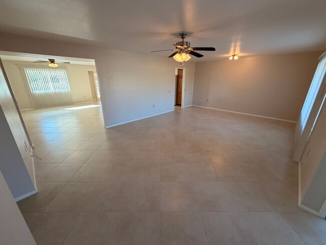 Building Photo - Large 2Bdm 2Ba Sun City Home