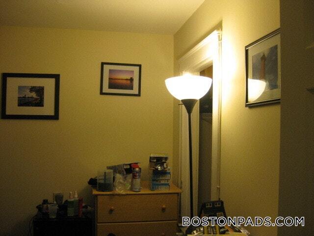 Building Photo - 833 Beacon St