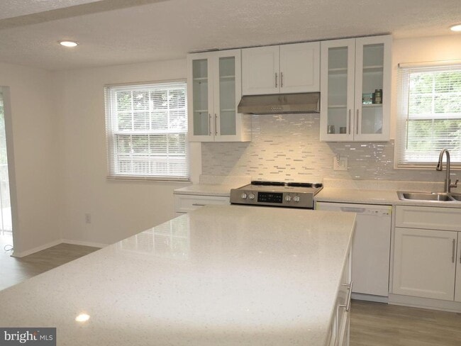 Building Photo - 8406 Woodford Ct