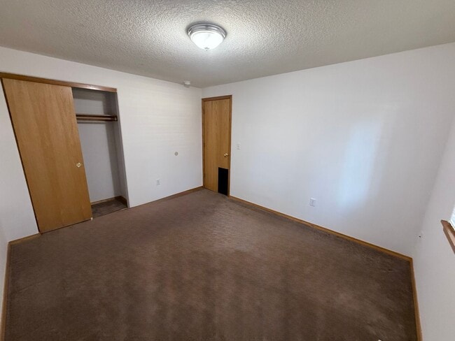 Building Photo - Spacious 3BD/2BA Home with Two-Car Garage,...