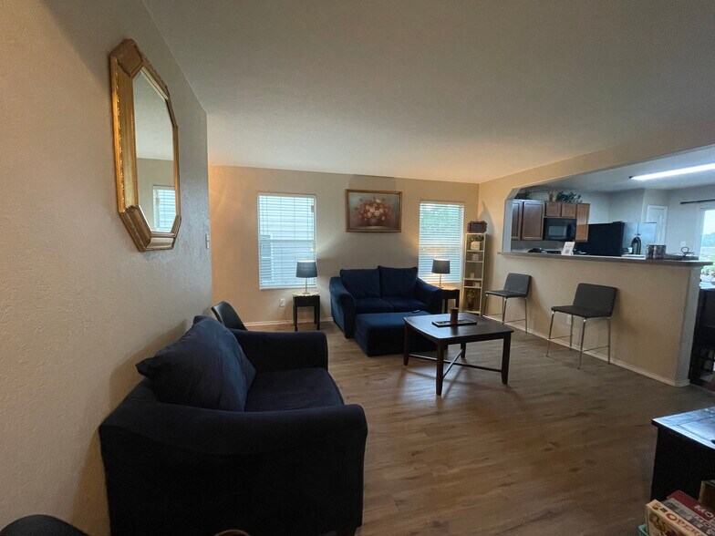Shared Living Room - 10915 Rustic Cedar