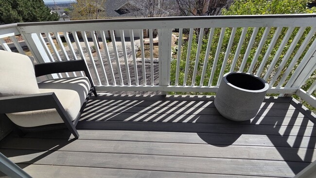 Building Photo - Modern 4 Bedroom 5 Bath Townhome - With Lots of Natural Light and Great Views!