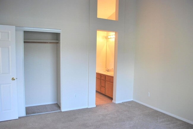 Building Photo - Bright & Modern Townhouse in Beautiful Danville! Close to Blackhawk Plaza!