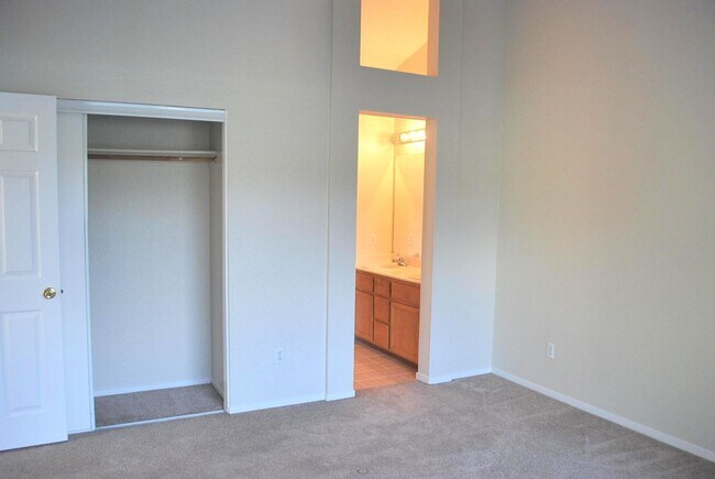 Building Photo - REDUCED ! Bright & Modern Townhouse in Beautiful Danville! Close to Blackhawk Plaza!