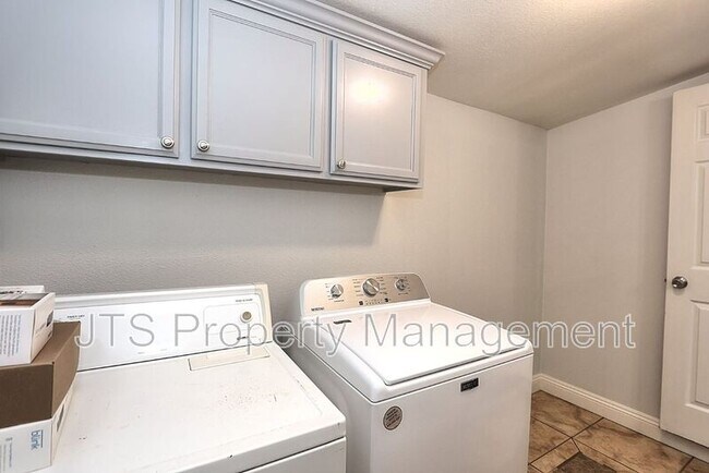 Building Photo - 2000 Belcot Rd