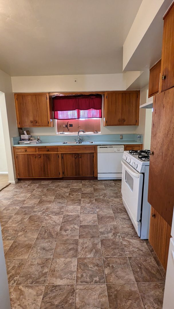 Building Photo - 3 Bedrooms and 2 Bath Rental