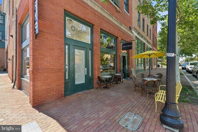 Building Photo - 715 S Washington St