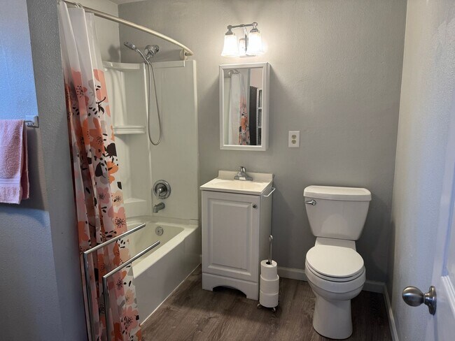 Building Photo - Super cute 2 bedroom, 1 bath house!