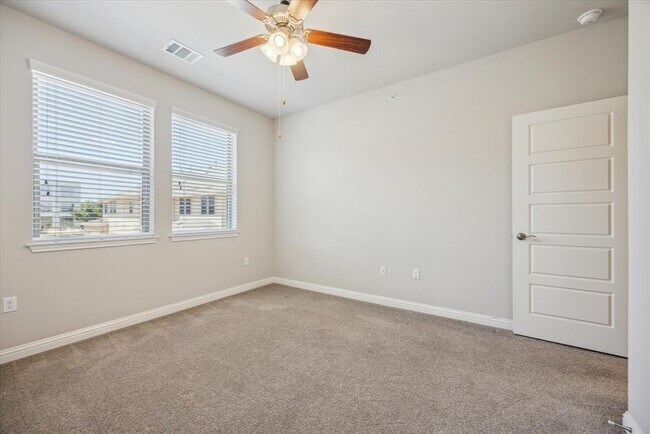 Building Photo - 13800 Lyndhurst St