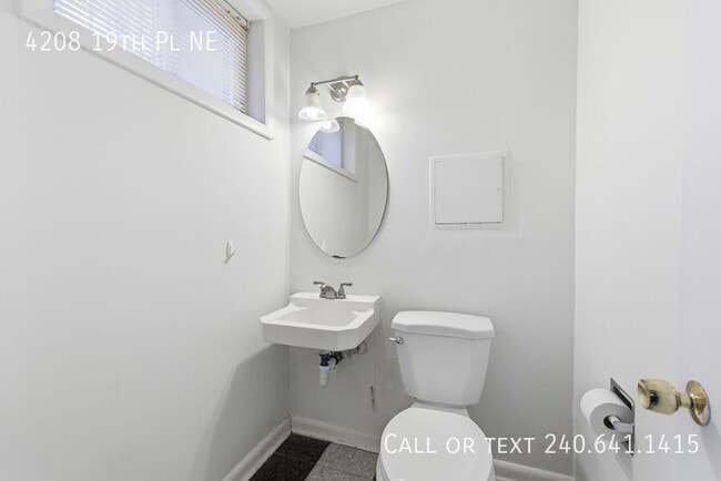 Building Photo - 4208 19th Pl NE