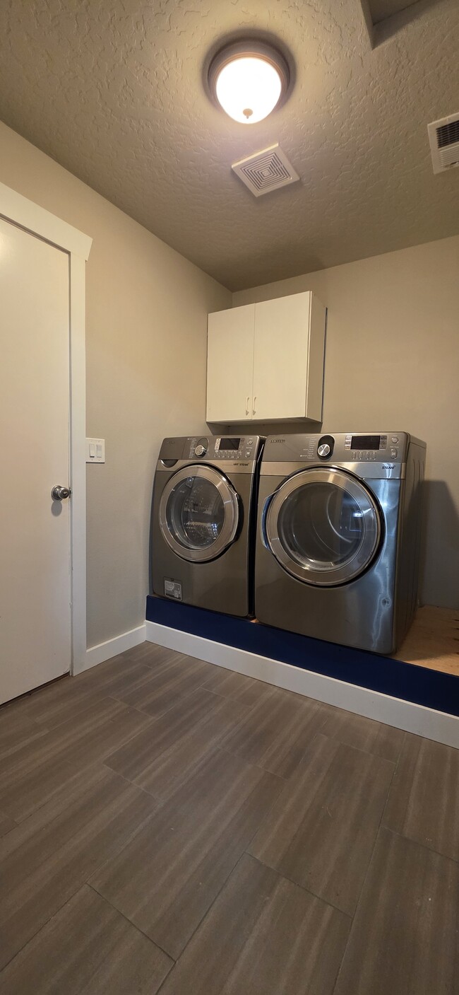 Building Photo - 157 E Murtaugh Lake Dr