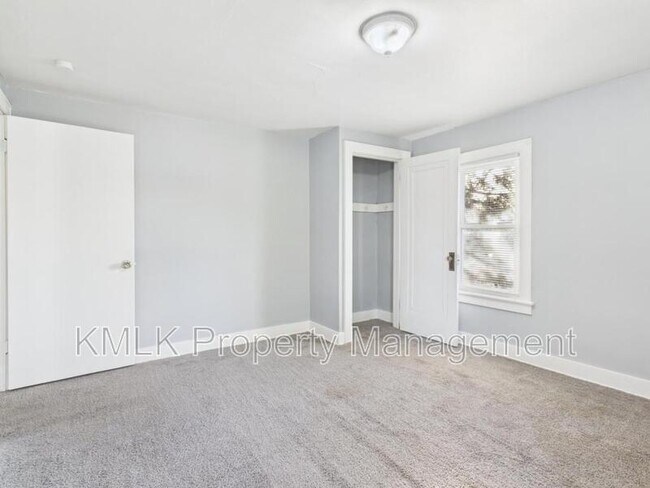 Building Photo - 903 Donald Ave