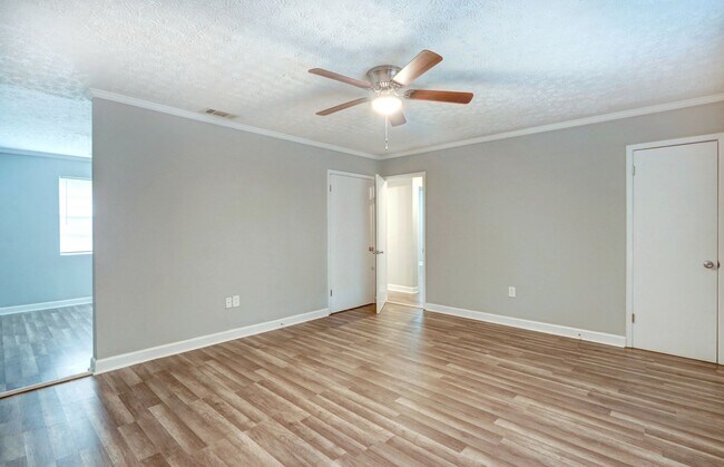 Building Photo - Large 3BR/1BA Downtown House For Rent Walking Distance to Daffin Park