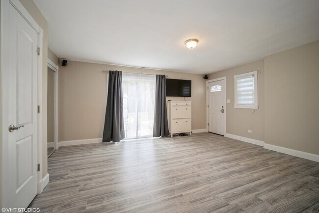 Building Photo - 685 Anthony Trail