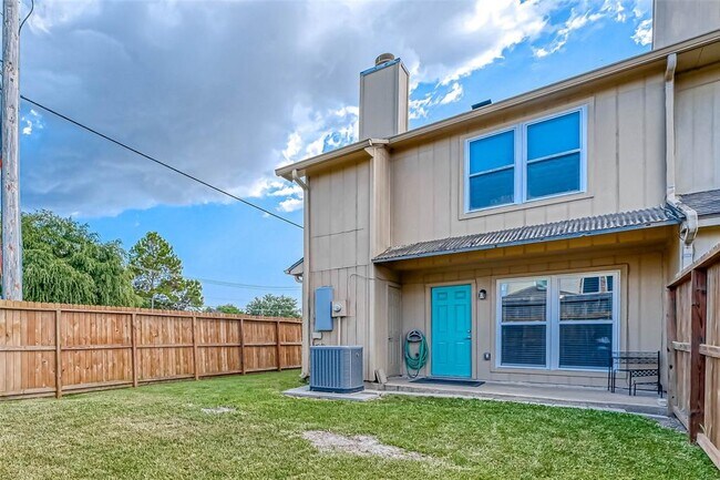 Building Photo - 502 Birdsong Dr