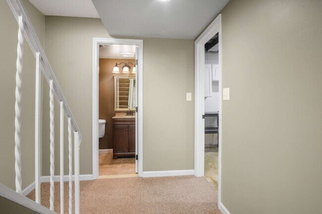Building Photo - Charming Townhouse: Your New Home Awaits!