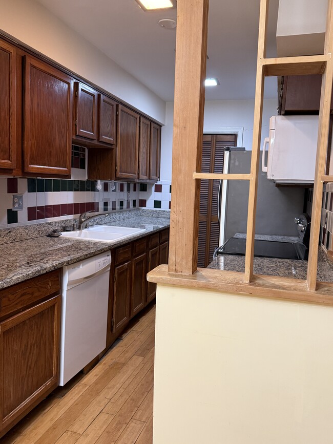 Kitchen - 8112 Colony Point Rd